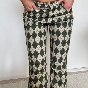 Rutiga gröna jeans 💚 - Midwaist! Sköna och väldigt snygga på!! Passar mig som har S, lite långa på mig som är 161