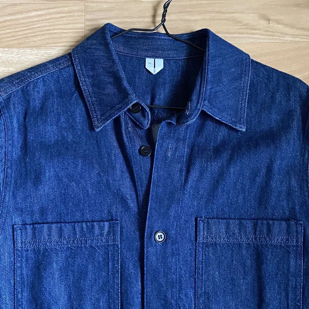 arket jeans skjorta fungerar utmärkt som en overshirt. i dunder bra skick använd få gånger i storlek 48. köparen står för frakt 💚. Skjortor.