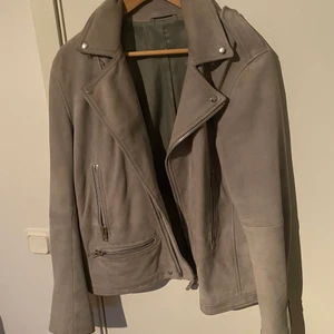 Samsøe samsøe - Jacka - En bikerjacka från samsøe samsøe. I princip aldrig använd. Det finns tecken på små missfärgningar på vissa delar av kragen. Om du vill se bättre bilder på jackan är det inga problem bara skriv till mig isåfall! Jag kan skicka jackan men då står köparen för frakten. Nypris på denna jacka är runt 4000kr. Jag tar emot bud från 400kr med rätt att neka.