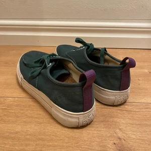 Eytys  - Säljer mina Eytys i modellen Mother Canvas i strl 41. Väl använda men i fint skick, kan skicka fler bilder! Nypris 1099kr - mitt pris 300kr. Fraktkostnad tillkommer! 