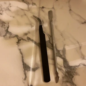 Prep - Nagelband tryckare och pinsett, båda för 20