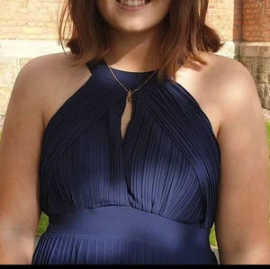 Balklänning från TFNC London i storlek S - En balklänning från TFNC London i storlek S. De var min balklänning i nian som jag nu säljer vidare😊 Den är i storlek S men väldigt stretchig så passar mellan S-L skulle jag säga. Den är lite för lång för mig men det funkade om jag hade lite klack, är 164 cm