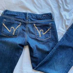 lågmidjade jeans - Säljer dessa asgoa lågmidjade jeans! Lite evisu inspo på fickorna. Har sytt in de i midjan (sista bilden), syns knappt! Det är straight leg, har sytt upp de i längden så att nu har de innerbenslängen 80cm. De är fortfarande i nyskick då jag knappt använt de❤️❤️