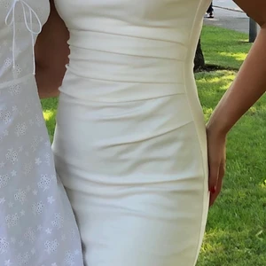 Klänning - Säljer min studentklänning från Tiger of Sweden i strl 36. Nypris 1299kr - mitt pris 500kr. Kan skicka bättre bilder! Fraktkostnad tillkommer! 