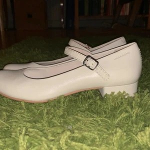 Ljusgröna skor från vagabond - Mycket bra skick bara använda 1 gång inomhus storlek 37. Dom har en liten klack som syns på bild 1 och 3