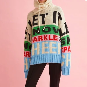 Jultröja  - Tänkte kolla om någon ville köpa denna klockrena jultröja från H&M som jag kämpat hem i två storlekar och därmed har en över🤜🏼🤛🏼 den är helt slutsåld på webben och finns ej i butik. XS men det är en oversized modell så passar allt från XS-M skulle jag säga, kanske även L beroende på hur man vill att den ska sitta.