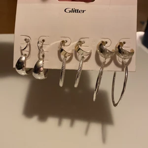 Silver örhängen - 6 st olika silver örhängen.(inte äkta silver!) Köpta för 129kr. Oanvända, endast en klisterlappar bortriven på baksidan för att se orginal summan.