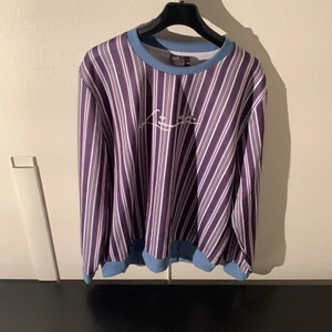 Lila randig sweatshirt - Från ASOS, med instickat text. Bra skick aldrig använd. Nypris 400kr? Skriv om det är något du undrar om