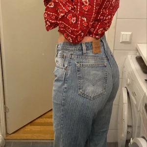 Långa Levi’s Jeans - Köpta på Beyond Retro för ca 600kr, jag är 1,94 så dessa är långa. Känns som en strl44 vanliga EU storlekar för referens.