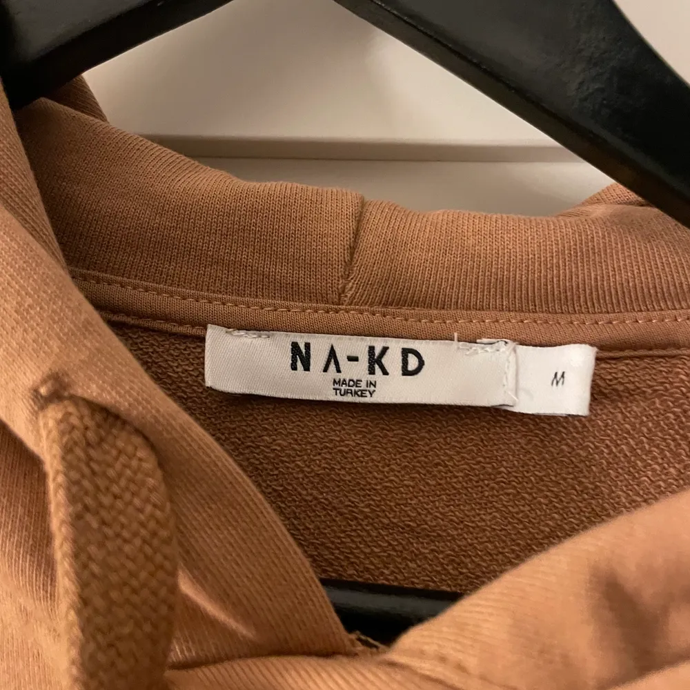Brun hoodie från NAKD, knappt andvänd. . Hoodies.