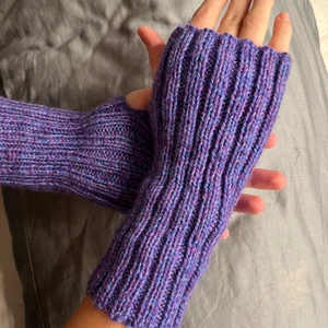 Lila torgvantar💗 - Lila stickade torgvantar, helt nya