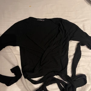 Svart omlott topp - Från stradivarius 