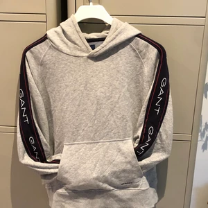 Gant hoodie  - Tjenare jag säljer min fina gant hoodie den är äkta och är använd kanske 3 gånger för jag har redan vuxit ur den hoodie är i strl M och kan fraktas över hela Sverige om köparn står för priset de är inga fläckar eller något på den mvh Max :) 