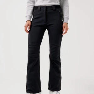Bootcut skidbyxor  - Svarta bootcut skidbyxor från J.Lindberg. Storlek small. Nypris 3000. Inköpta för 2 år sen. I bra skick! 