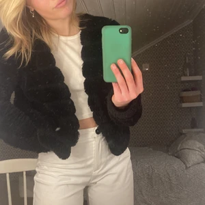 Pälsjacka🖤 - Fake pälskofta köpt på GinaTricot för ca tre år sedan. Använd max fem gånger och därav fint skick. Det är storlek S. 🖤Köparen står för frakten.