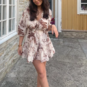 Sandro Paris klänning - Snygg beige/brun klänning från Sandro Paris! Klänningen är i storlek 36. Nyskick! Nypris 3500 jag säljer den för 1700kr