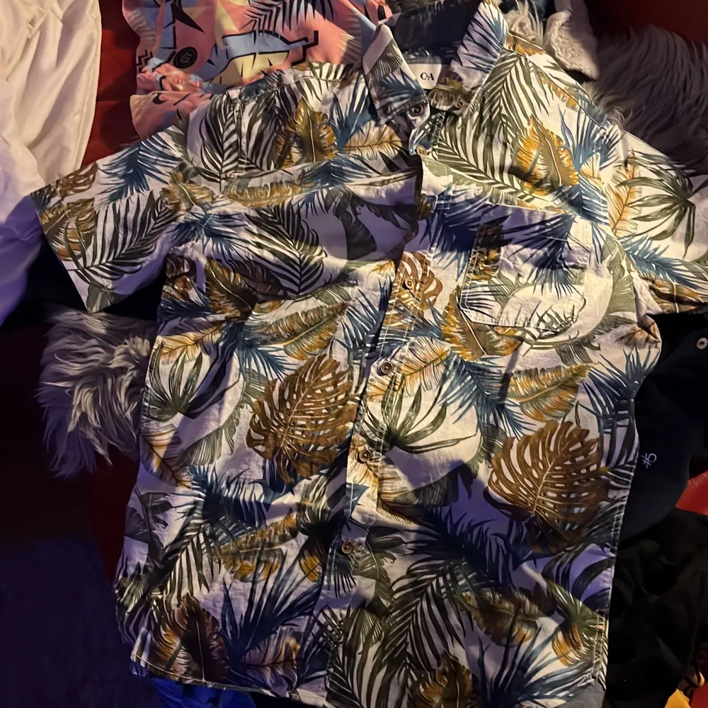 C&A hawaii shirt strl small. Tröjor & Koftor.