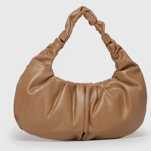 Brun väska  - En super fin Nelly väska. Säljer pga kommer inte till användning och är sällan använd 