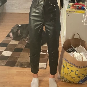 Skinn byxor från hm stl 34 - Gillar inte passformen så jag säljer de de har ett inner tyg så dem är super bekväma