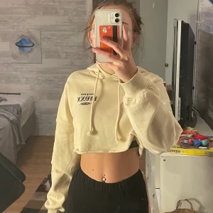 Cropped hoodie från hm stl xs - Så fin och den har fluff inuti så den är super bekväm 