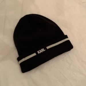 Karl Lagerfeld mössa - Säljer denna fina mössan! helt oanvänd och i nyskick💖
