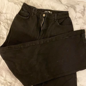 Bohoo tall jeans  - Svarta vida jeans ifrån bohoo. Aldrig använda, endast tvättade. Säljer pga att dom är för långa…. Passar nån runt 165-170 skulle jag tro🤍 nypris tror jag är mellan 200-250