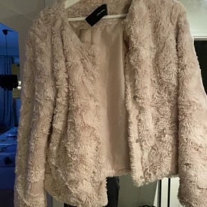 Fake pälsjacka  - Säljer denna jacka då jag aldrig använder den, har använt den 1-2 gånger så det är i väldigt bra skick.
