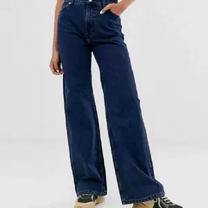 Mörkblå Yoko jeans, superfint skick storlek 24💞 Säljes då de tyvärr inte passar mig längre ;(