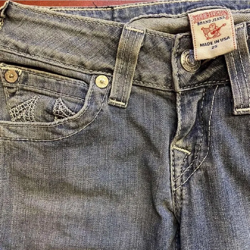 Säljer ett par sjukt fina True religion jeans eftersom dom tyvär inte passar mig längre💕                                                                                           Midjemått 79cm och innerbenslängd 77cm                                                   Buda privat. Jeans & Byxor.