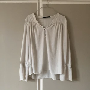 Zara blus S - Flyttrensning- Massvis med kläder till billiga priser!!   Från 20 kr -   jag samfrakrar så kolla gärna mina andra annonser!   Köparen betalar frakt. Kan skicka med frimärken eller spårbart, Frakt priset baseras på paketets vikt! Jag ansvarar inte för postens hantering av paket.   Kontakta mig vid frågor :) 