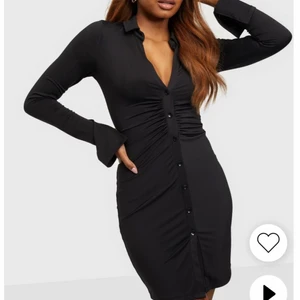 Svart klänning ifrån Nelly  - Så snygg klänning ifrån nelly i strl S, perfekt nu till jul/nyår🥳🍸Är helt ny och har inte kommit till användning, så får sälja dem vidare! 