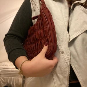 Vinröd väska  - Vinröd smockad väska från Asos