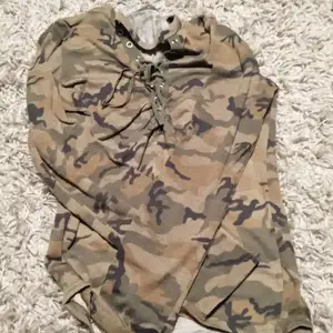 En camouflage långärmad tröja från NewYorker. Storlek S och sparsamt använd. Tror den blivit använd fem gånger. 