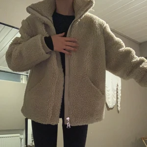 Lurvig jacka - Beige lurvig jacka från hm i använt skick. Perfekt i vinter, varm och skön! Frakt ingår i priset.