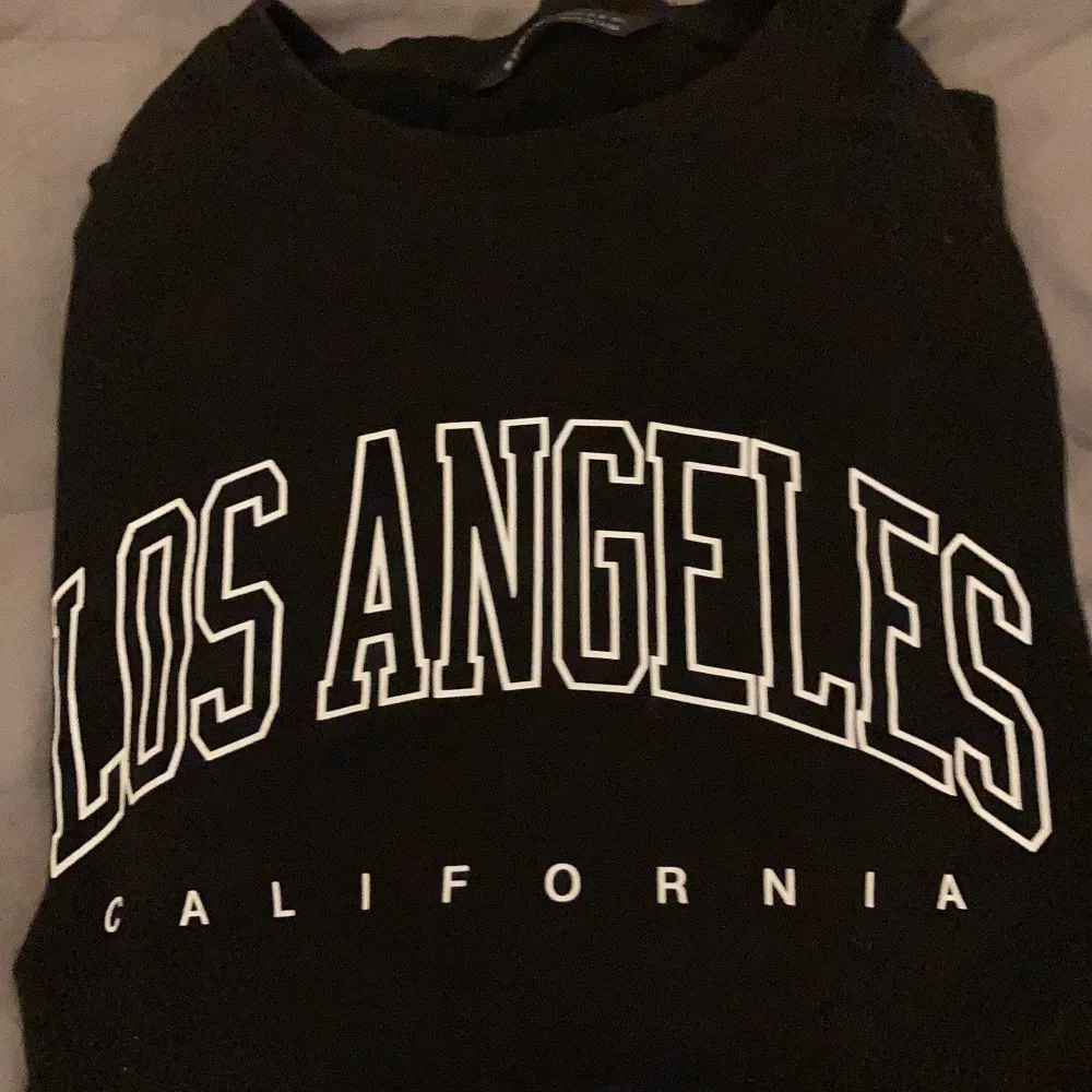 Snygg Los Angeles tröja. Den är svart med ett tryck på, väldigt skön och mysig tröja som är lätt och matcha med. Använt den fåtal gånger men är helt som i nyskick! Jag har storlek XS men denna är M och sitter perfekt. 100kr + frakt. Tröjor & Koftor.