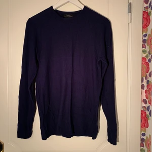 Pullover - Mörkblå pullover, skick 8/10 inga hål