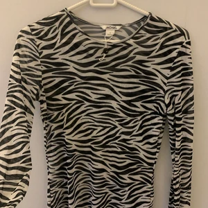 Topp från Bikbok - Jättefin meshtopp från Bikbok i storlek S, använd ett fåtal gånger🖤