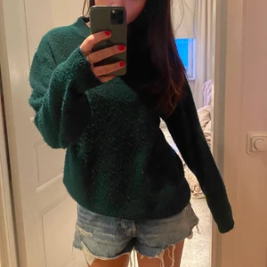 Stickad tröja  - Mörk grön stickad tröja från Hm! Väldigt fin till hösten! Frakt tillkommer💕💕💕 
