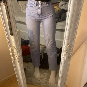 ZARA jeans strl 32 - ZARA momjeans i strl 32 i bra skick, aldrig använda, dem är rätt ljus blå färg och är bra i längden för mig som är runt 165cm lång. 