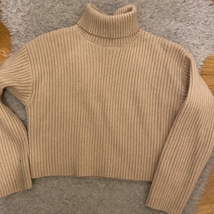Cropped turtle neck sweater, XS - Säljer en croppad turtule neck i storlek XS men kan även passa för S. Det är bra skick användes endast en gång. Den är i beige färg och passar bra till vintern. Skriv privat om du är intresserad. 