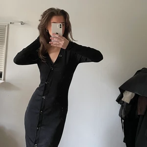 NA-KD lång klänning - Nyskick, dock använd fåtal gånger. Säljer eftersom den är lite för stor för mig:/ 