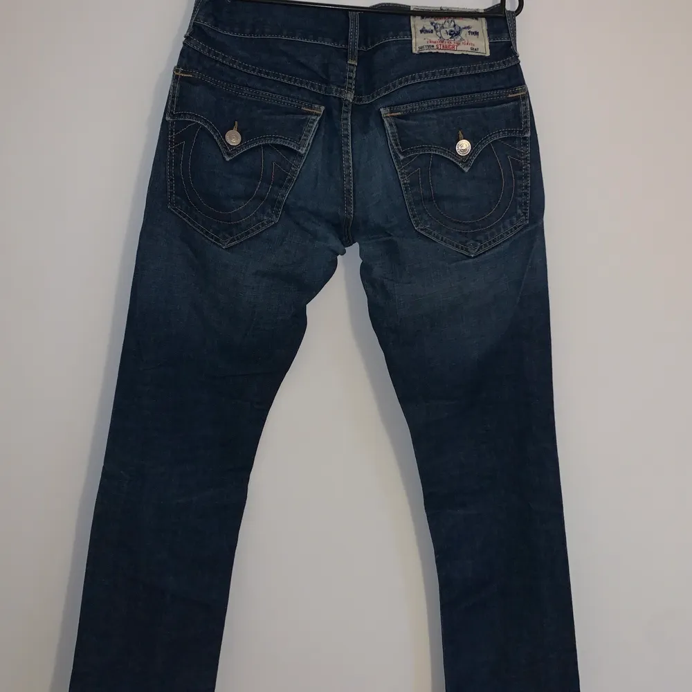 Mörka Trueisar med straight fit. Riktigt feta till tjejer o killar passar typ 30/31 i waisten. Jeans & Byxor.