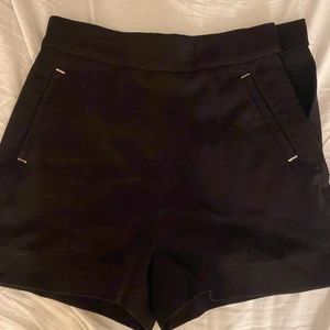 Kostym shorts med guld detaljer strl 32 - Kostym shorts med guldiga detaljer på framsidan, Fake fickor på baksidan men äkta fickor på fram. Sitter fint och är bra kvalitet. Knappt använda. Strl 32 från H&M 