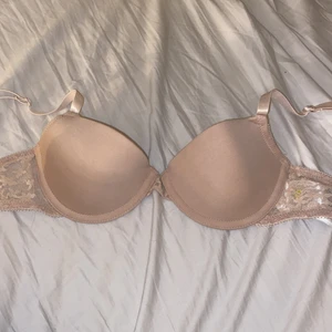 Helt oanvänd bh i strl 70A - En helt ny bh i strl 70A använd vid ett tillfälle på en skolavslutning för några år sedan. Den är biege och är en helt vanlig t-shirt bh utan push-up i. Det är spets runt om bhn.