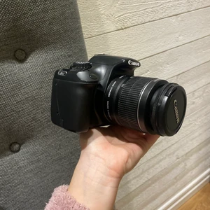 Kamera - Säljer en Canon dunsten kamera i väldigt fint skick! Man får till : 2 kamera väskor, 2 objekt, 2 laddare, 1 batteri, skydd. Tar jättefina bilder och går att filma med också. ❣️ behöver bli av med så bud mottages 