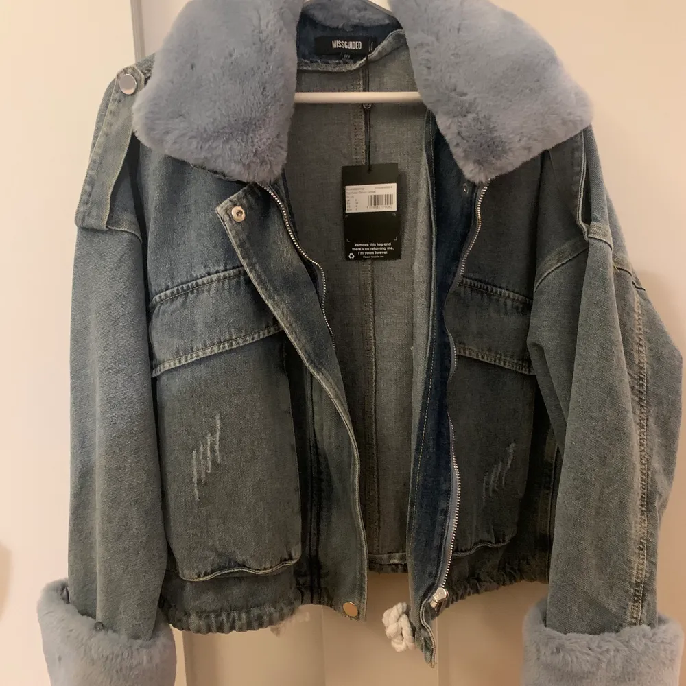 Så snygg jeansjacka från missguided som inte säljs längre💙köpte förra året men har ej använt. Jackor.