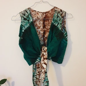 Tiedye topp - unik tiedye croppad topp. knyta på framsidan eller baksidan. storlek S-M skulle jag säga. kan skickas annars finns i Malmö! kan skicka en bild med den på :)