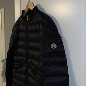 Moncler jacka  - Säljer en fin Moncler jacka i storleken 3. Cond 9/10 finns scanner som går bra att scanna