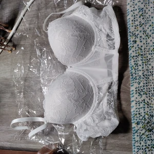 Helt ny bh  - Vit spets bh är helt oanvänd och aldeless för stor. Kan inte bh storlekar men kanske 75-80 C?