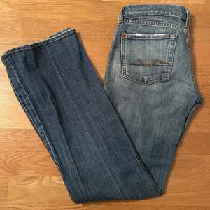 Världens snyggaste jeans som va för små för mig:// färgen syns bäst på sista bilden och de verkar nästan oanvända😊 W28, skulle säga att de är som en liten 36a, går ner till hälarna om man är 175cm eller kortare!